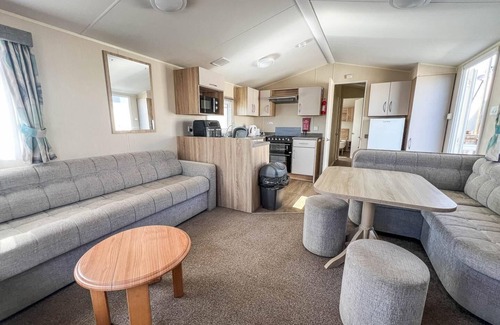 Hunstanton House | Great caravan for hire by the beach in Norfolk, by Hunstanton beach ref 13005L
