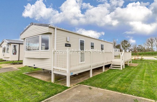 Mappleton House | Great caravan for hire with decking at Skipsea Sands in Yorkshire ref 41004B
