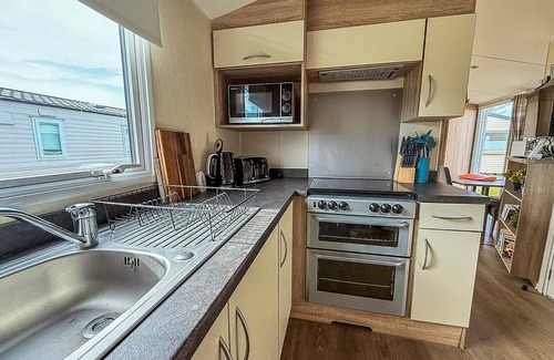 Hopton House | Great caravan with central lounge & WiFi at Broadland Sands, Suffolk ref 20070BS