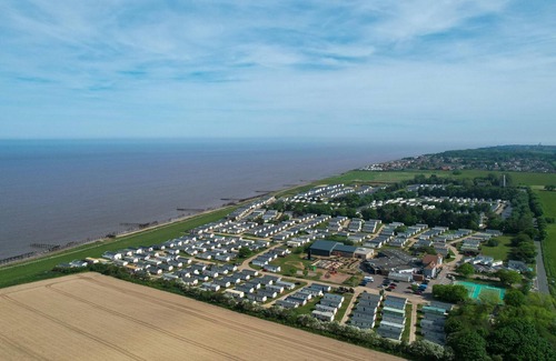 Hopton House | Great caravan with central lounge & WiFi at Broadland Sands, Suffolk ref 20070BS