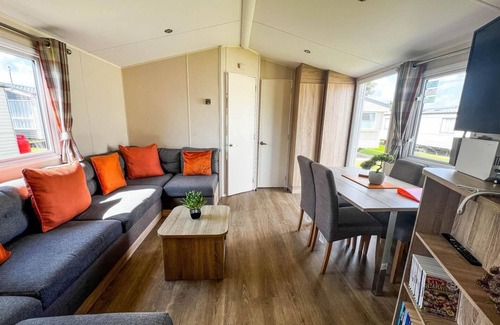 Hopton House | Great caravan with central lounge & WiFi at Broadland Sands, Suffolk ref 20070BS