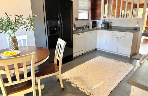 Knight House | GREAT DEAL! Park side home/7 mins from Downtown