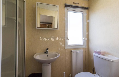 Lowestoft House | Great dog friendly caravan by the beach at North Denes in Suffolk ref 40097ND