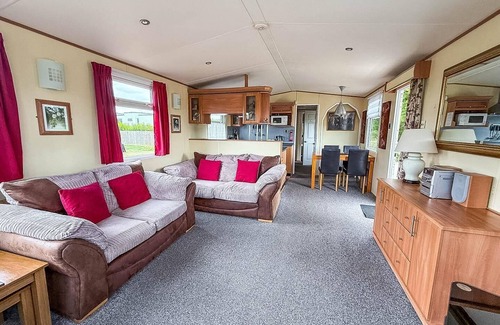 Hopton House | Great dog friendly caravan to hire with field views in Norfolk ref 10132B