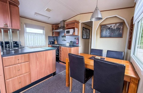 Hopton House | Great dog friendly caravan to hire with field views in Norfolk ref 10132B