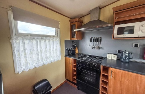 Hopton House | Great dog friendly caravan to hire with field views in Norfolk ref 10132B