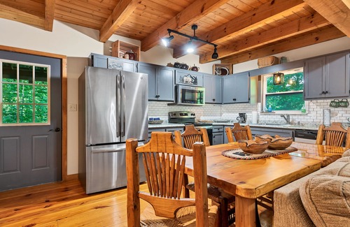 Townsend Cabin | GREAT EXPECTATIONS - 2 Bdrm/2 Bath, wood burning fireplace, secluded, Laurel Valley