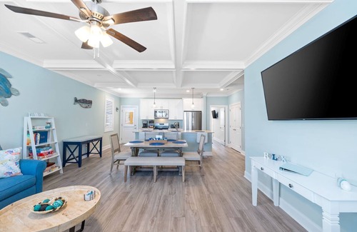 Tranquil Harbour House | Great Family Get-Away, Walk to Beach & Restaurants, Big Fenced Yard