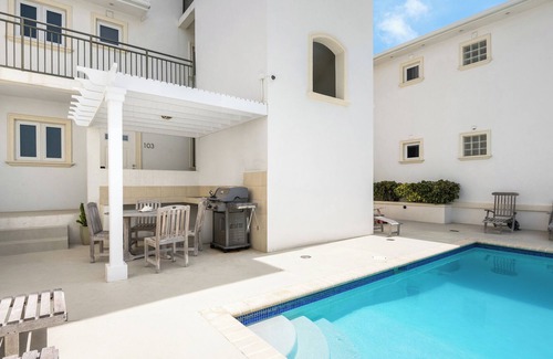 Venetian Road Settlement House | Great for Couples, Centrally Located W/Pool!