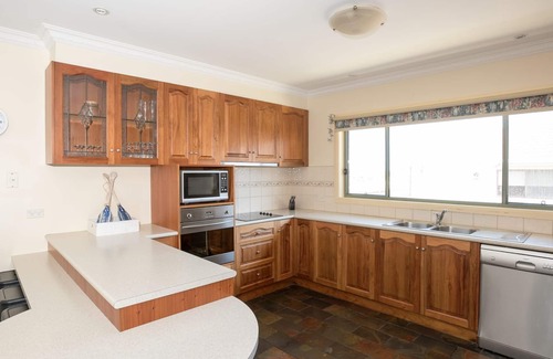 Lakes Entrance House | Great for families and large groups. Walk to town. Big house with heaps of room.