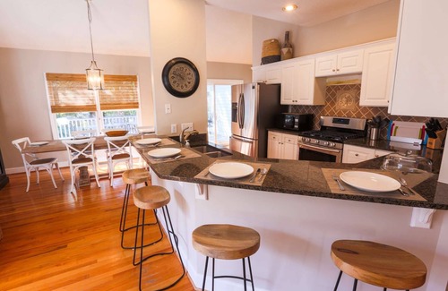 Sunset Point House | Great for Families: Huge Kids Room & Dog Friendly! 7 Min Walk to Beach! Quick Access to Downtown!