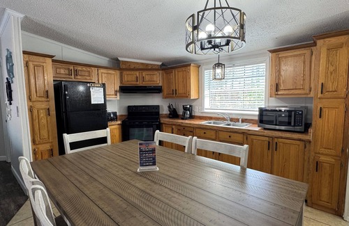 Put-in-Bay House | Great for Groups of 8! Full Deck and Grill. 3 BR 2 BA Home in Island Club IC5