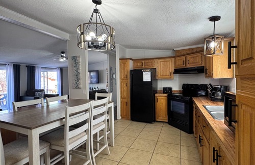 Put-in-Bay House | Great for Groups of 8! Full Deck and Grill. 3 BR 2 BA Home in Island Club IC5