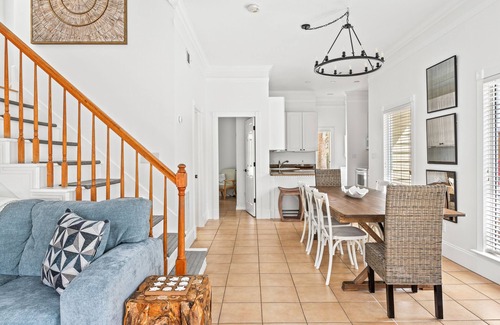 Treetop House | Great for large families/5 br house close to tram/walkable to Rosemary & Alys!