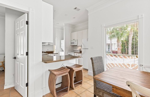 Treetop House | Great for large families/5 br house close to tram/walkable to Rosemary & Alys!