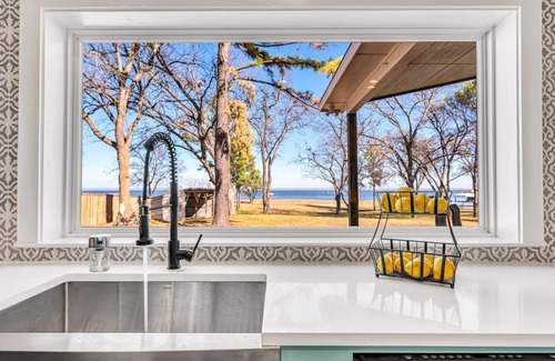 Wills Point House | Great for Large Group- Waterfront/Kayaks/Dock!
