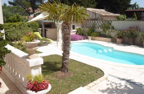 Saint-Saturnin-les-Avignon Villa | Great villa of high standard, pool in Avignon