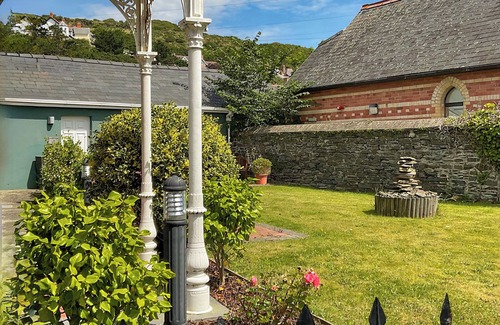 Aberystwyth Apartment | Great ground floor apartment in the heart of Aberystwyth with shared hot tub.