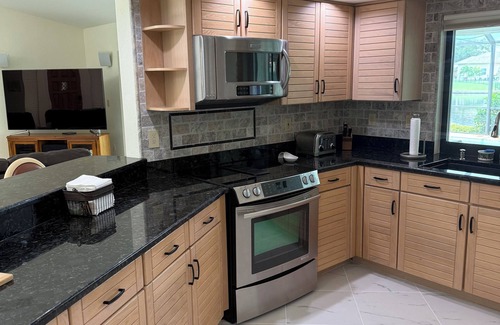 Town and River House | GREAT location near Ft Myers Beach, Sanibel, and walking distance to restaurants