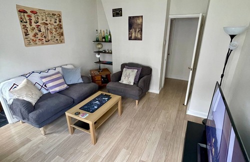 Camden Town with Primrose Hill House | Great Location! Room, Shared Home and Minutes to Camden Market & City Walk!