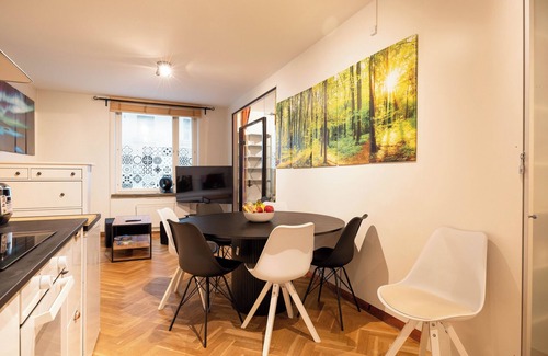 Kallio Apartment | Great location/transport/amenities. 1-8 people FREE CONTINENTAL BREAKFAST & WIFI
