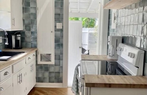 Harbordale Cottage | Great Location! 1 Bed 1 Bath Valencia Cottage Sleeps up to 4