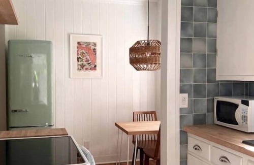 Harbordale Cottage | Great Location! 1 Bed 1 Bath Valencia Cottage Sleeps up to 4