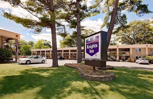 Traverse City House | Great Relaxing Overnight Stay in Knights Inn Traverse City! Free Parking, Pool