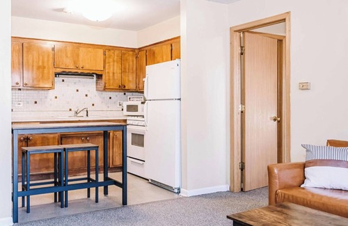 Hickory Hills Apartment | Great suburban location! Perfect for solo or couple travelers