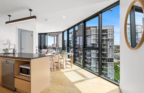 South Brisbane Apartment | Great Views, Pool, High Level Boutique Apt with Carpark