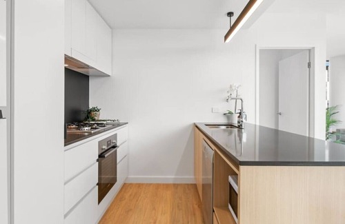 South Brisbane Apartment | Great Views, Pool, High Level Boutique Apt with Carpark