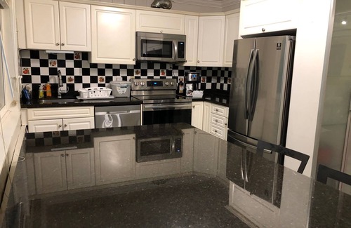 West Vancouver House | GREAT WEST VANCOUVER Location ! LARGE 1700 SF - 2 BEDROOM /2 BATH Garden Suite