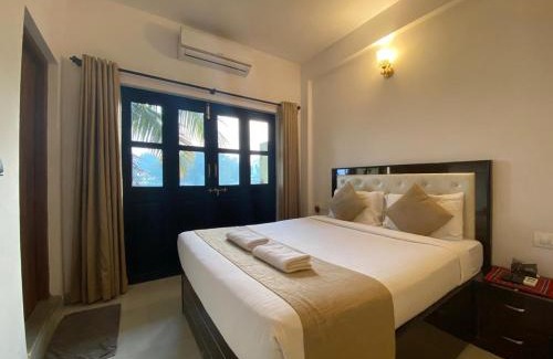 Candolim Hotel | Green Field View