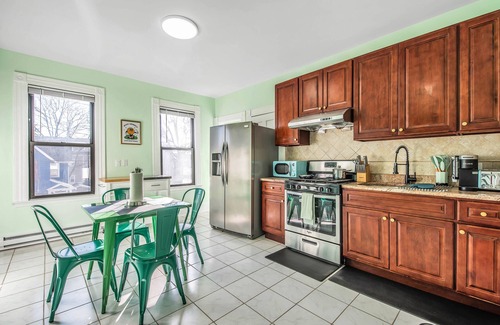 East Rock Apartment | Green N' Groovy in the Heart of East Rock Near DT | Yale |Cozy N' Comfortable