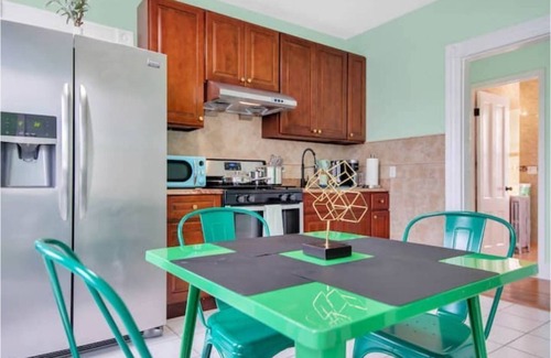 East Rock Apartment | Green N' Groovy in the Heart of East Rock Near DT | Yale |Cozy N' Comfortable