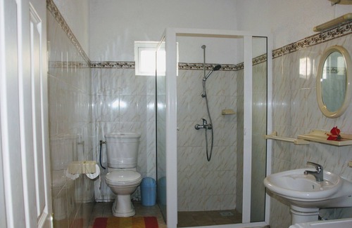 Midlands Apartment | green setting, with pool and beach nearby.