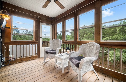 Carova Beach Cottage | Green Wave Cottage @Carova Beach NC 4x4 Artsy Nature Private Retreat 🌊 🐴 Hottub