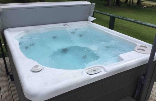 Turriff Cabin | Green Yurt with Hot Tub - Sleeps 3, Parking & WiFi