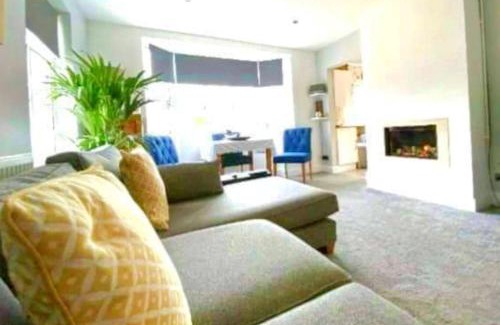 Malvern House | Greenfields Spa with private hottub New listing