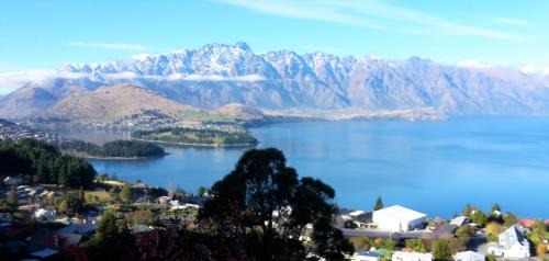 Fernhill House | Greenstone Panorama - Family Bach - Stunning Views