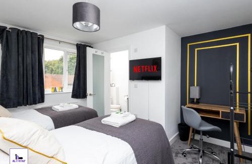 Wakefield House | Greenwood by Alt-Stay - 4 Bed Contractor and Relocation Accommodation Wakefield with Master Ensuite, TVs in Bedrooms, Parking, Garden, Open Plan Kitchen Diner and Wi Fi - Long Stay ready with Weekly and Monthly Rates