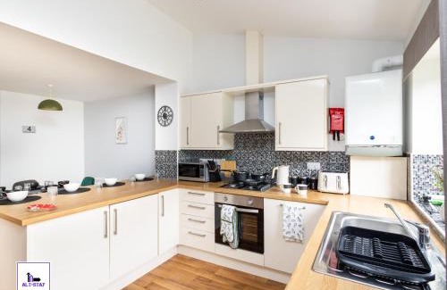 Wakefield House | Greenwood by Alt-Stay - 4 Bed Contractor and Relocation Accommodation Wakefield with Master Ensuite, TVs in Bedrooms, Parking, Garden, Open Plan Kitchen Diner and Wi Fi - Long Stay ready with Weekly and Monthly Rates