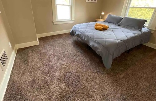 Fort Wayne House | Grey Gent! 3 Bed, Simple, Cute house, Central!