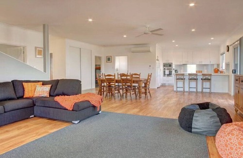 Lake Wangary House | Grey on the Bay is a fantastic Esplanade property - space, location, comfort.