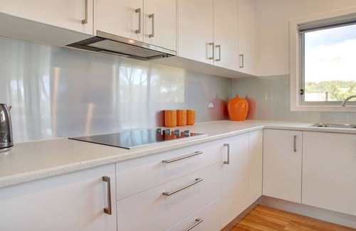 Lake Wangary House | Grey on the Bay is a fantastic Esplanade property - space, location, comfort.