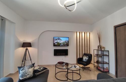 Volos City Centre Apartment | Grey Swan - Modern & Stylish apartment with Private Parking