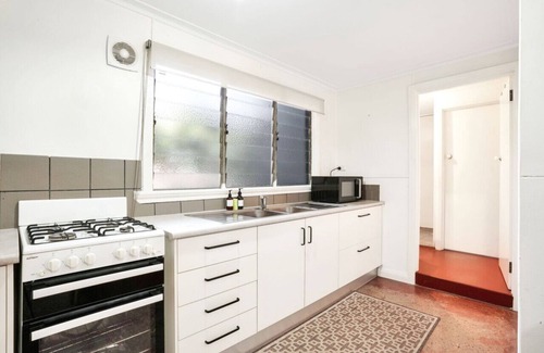 Cairns North Apartment | Grey Whale Anchor Inn U5- Discover Cairns: Comfort on a Budget!