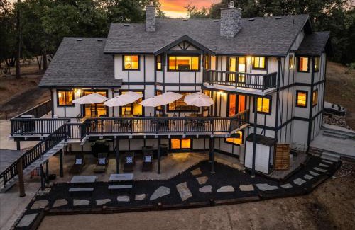 Oakhurst House | Greystone Manor- HUGE home with sleeping for 21