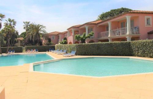 Grimaud Apartment | GRILEG- Pour des vacances idéales en famille ! T2 cabine dans résidence avec piscine chauffée