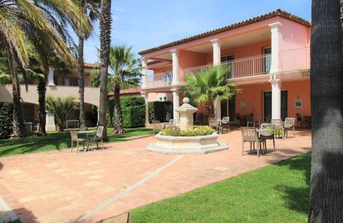 Grimaud Apartment | GRILEG- Pour des vacances idéales en famille ! T2 cabine dans résidence avec piscine chauffée